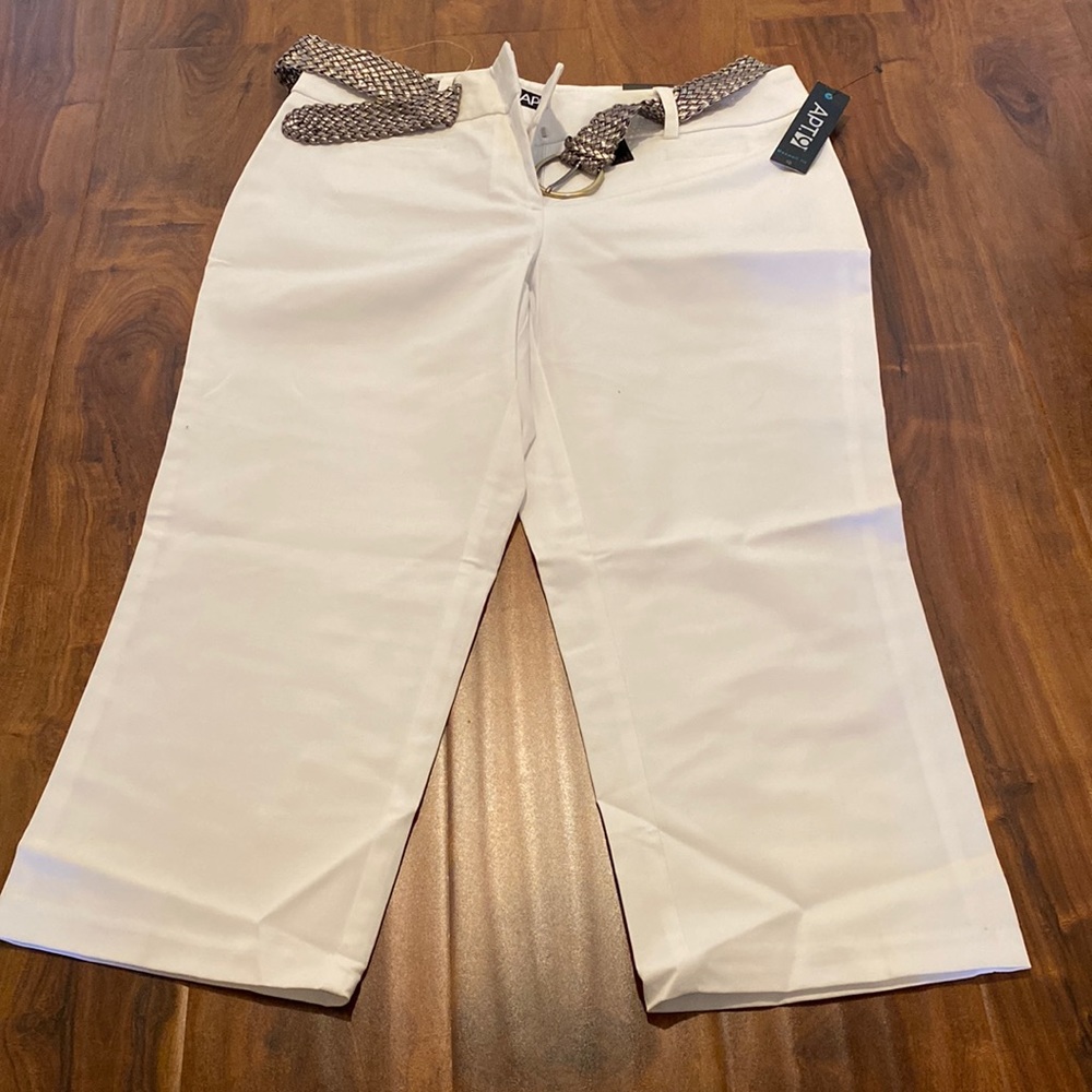 Vintage Apt 9 size 10 white Capri pants with belt. New with tags. Maxwell fit.